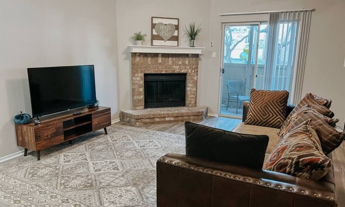 South Side Apartamento | Spacious Poolside Oasis with Easy Access & Parking
