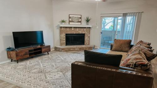 South Side Apartamento | Spacious Poolside Oasis with Easy Access & Parking