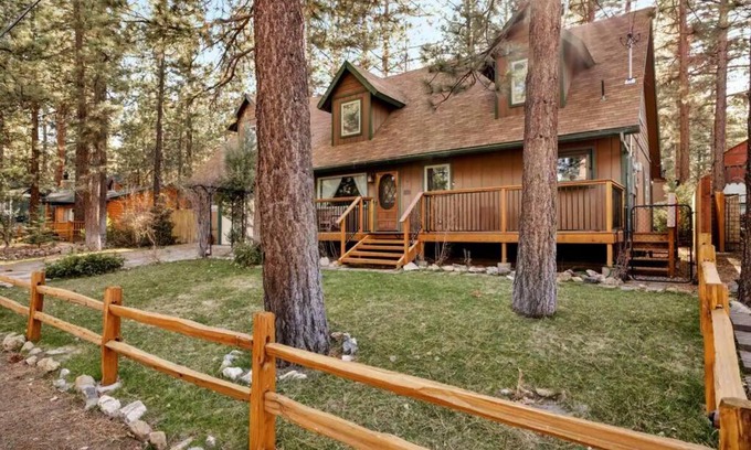 Big Bear Chalet De Esquí | Spacious, Private 3 bedroom Chalet with Hot Tub!