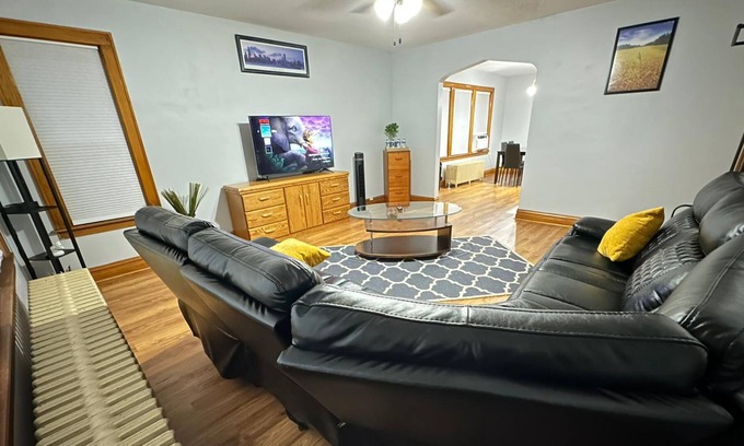 Belmont Cragin Apartamento | Spacious Private Floor Fast Wi-Fi Selfcheck-in/Parking