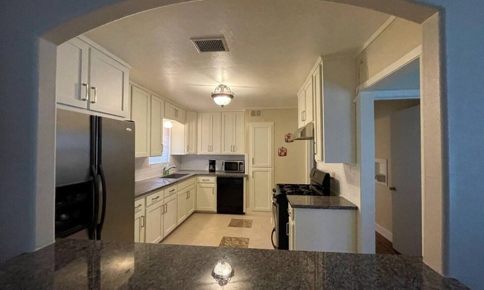 Southeast Houston Casa | Spacious private home within 2 miles from Hobby Airport