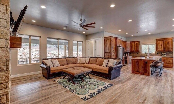 Zion National Park East Entrance Casa | Spacious, Private Hot Tub, 6 bedrooms 5 Ensuite Bathrooms. 7th night FREE!