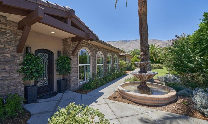 The Movie Colony Casa | Spacious Private Resort walk to Downtown Palm Springs