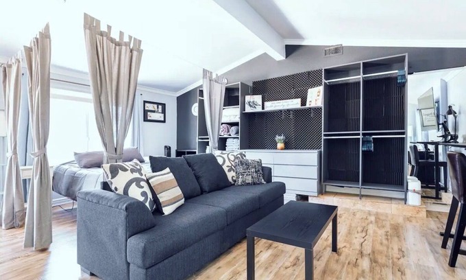 Harbor Casa | Spacious Private Studio near Disneyland w Backyard