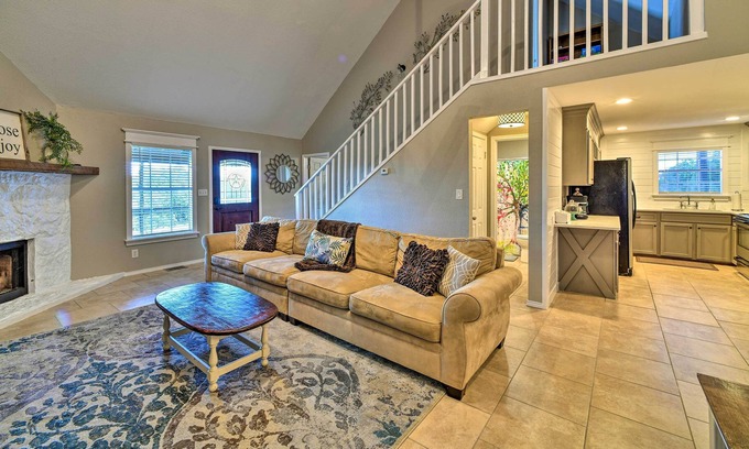 Spring Branch Casa | ¡NUEVO! Tranquilo Hill Country Retreat w / Front Porch