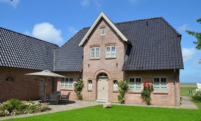 Morsum Casa | Spacious property in the first row on the Wadden Sea! This luxurious detached house b