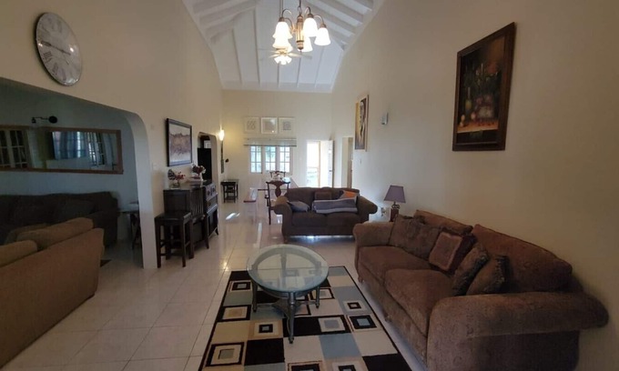 Epworth Casa | Spacious Property with spectacular scenic views-10 minutes from Ocho