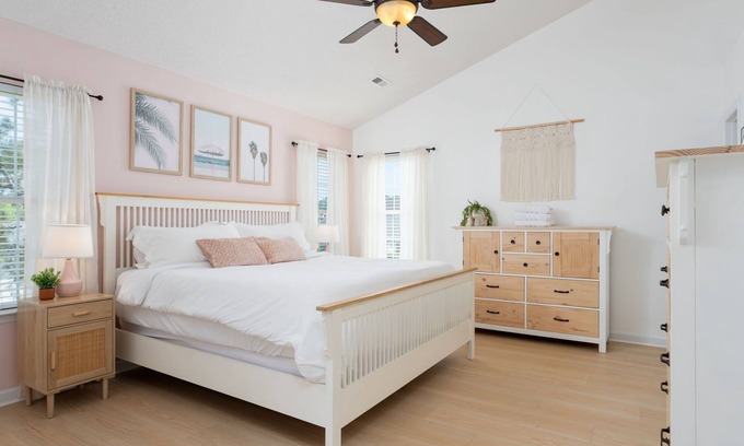 Silver Lake Casa | Spacious & Quiet Vacation Getaway, 15 Min to Beach