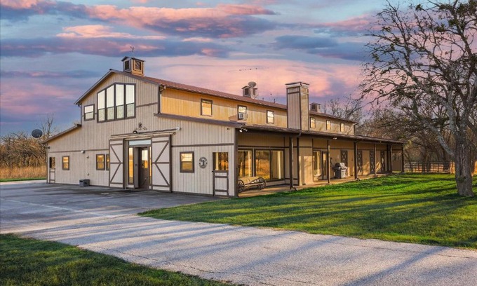 Weston Casa | Spacious Ranch Style Home w Cinema Room