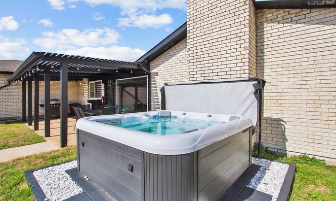 The Colony Casa | Spacious Ranch Style home in The Colony! Pool, Hot Tub & More!