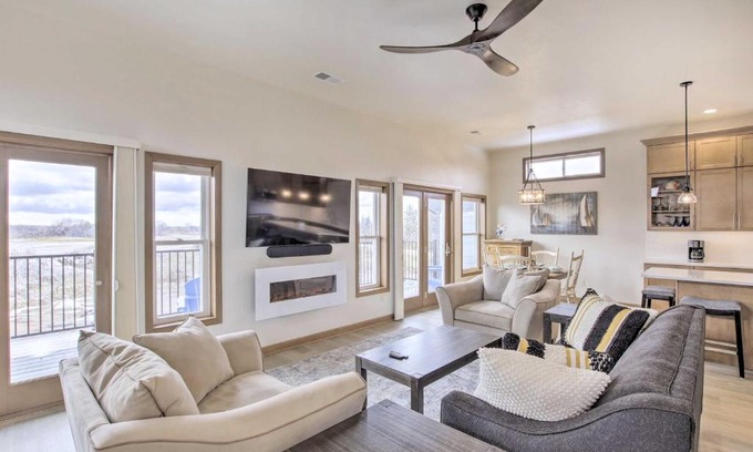 Pipe Casa | Spacious Recently Built Home Less Than 1 Mi to Lake!