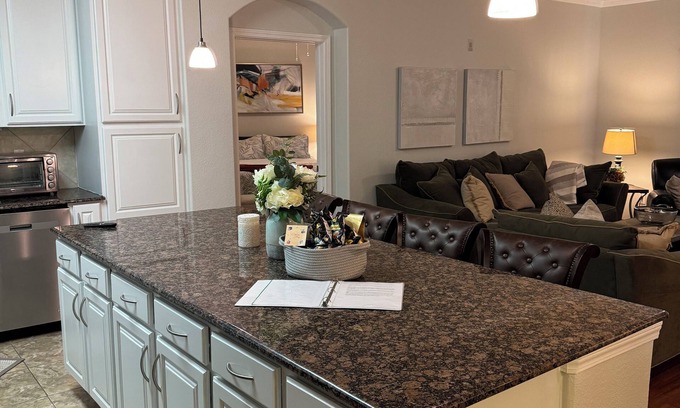 Columbia Condominio | Spacious recently updated 2/2 condo w/AC, WiFi Columbia, SC steps from stadium!
