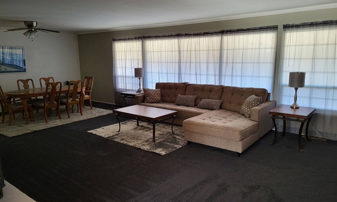 Red Bluff Casa | Spacious Red Bluff mid-century ranch style