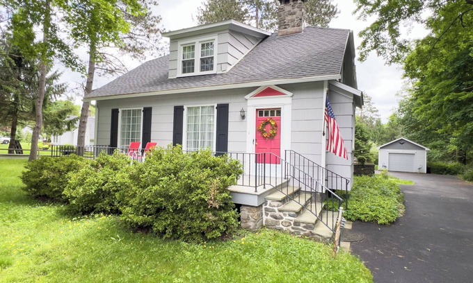 Skytop Casa | Spacious, relaxing 5BR/3BA Pocono home in Skytop, PA with fenced-in backyard