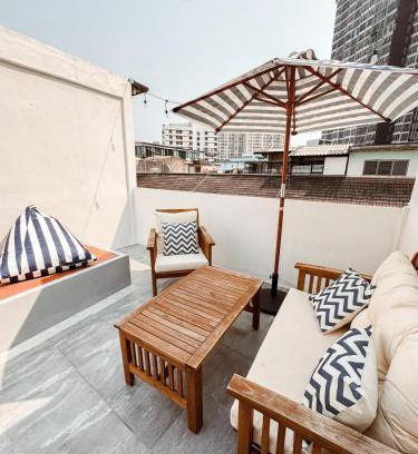Phra Khanong Nuea Casa | Spacious Relaxing Townhouse with Rooftop in Ekamai
