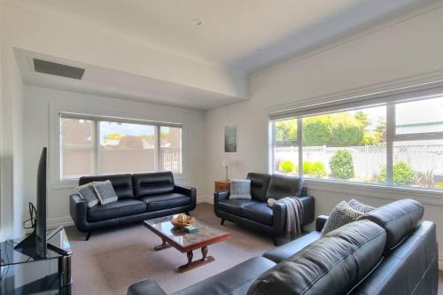 Greenlane - Ellerslie Casa | Spacious Remuera Bungalow with Parking and Aircon
