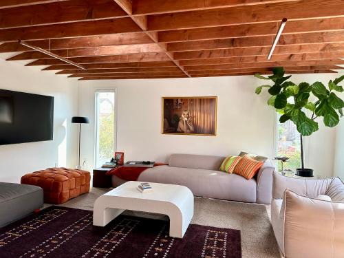 Angelino Heights Casa | Spacious Resort Getaway @ Echo Park Ranch - Luxury indoor/outdoor home steps from Sunset Blvd, Echo Park Lake, Dodgers Stadium