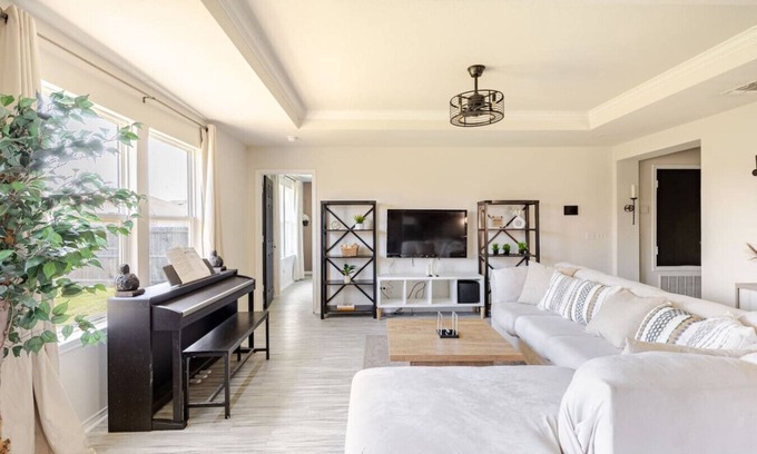 Fort Worth Casa | Spacious Retreat Hammock, Backyard Grill & Piano