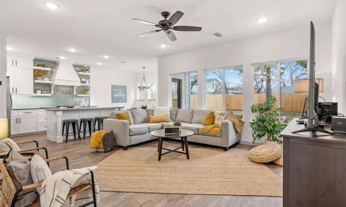 Central Arlington Casa | Spacious retreat in Arlington 1 mi to AT&T Stadium