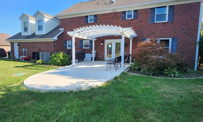 Indianapolis Casa | Spacious Retreat Near Eagle Creek Park – Modern Comfort & Entertainment