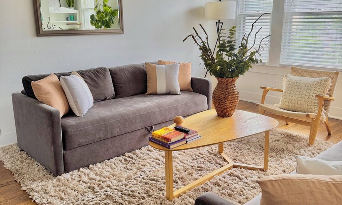 River Road Apartamento | Spacious Retreat Near River Walk & The Pearl – 2BR, Ideal for Groups