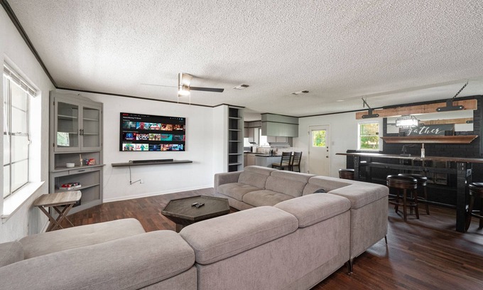 Southwest Arlington Casa | Spacious Retreat near✔️AT&T✔️Rangers Stadium✔️Six Flags✔️Ft.Worth & Dallas