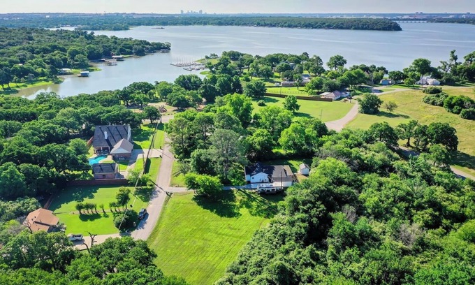 Lakeside Casa | Spacious Retreat near the Lake! w/Outdoor Playroom