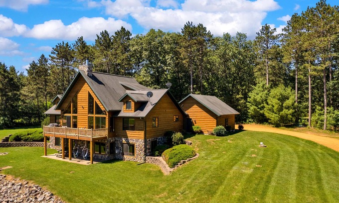 Mauston Casa | Retiro espacioso con piscina privada y estanque de pesca cerca de Wisconsin Dells