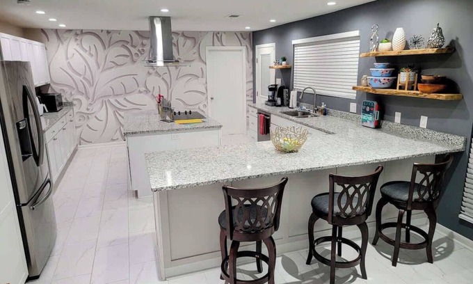 Savannah Casa | Spacious Retreat with Pool - 15 min to Downtown