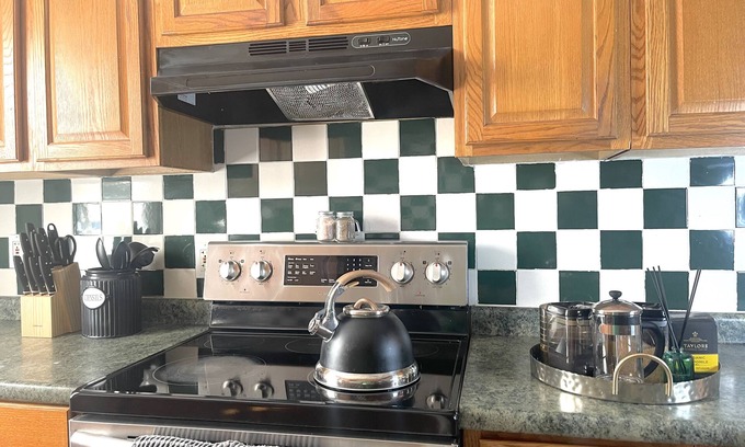 Mattapan Apartamento | Spacious Retro Three Bedroom Hilltop Getaway- Inquire for Discount