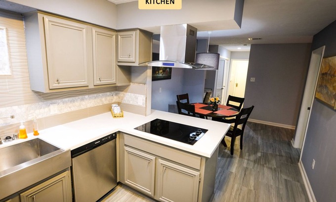 Pecan Grove Casa | Spacious Richmond Sleeps 10 - Patio on Golf Course