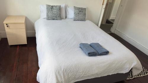 Redcliffe Casa | Spacious room 3