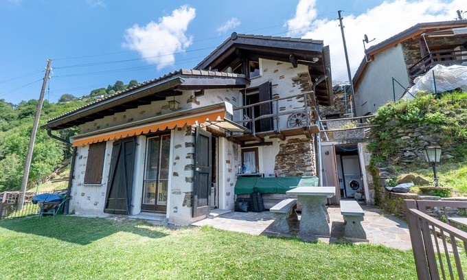Gambarogno Casa | Spacious rustico in the Indemini Valley with a view of Lake Maggiore