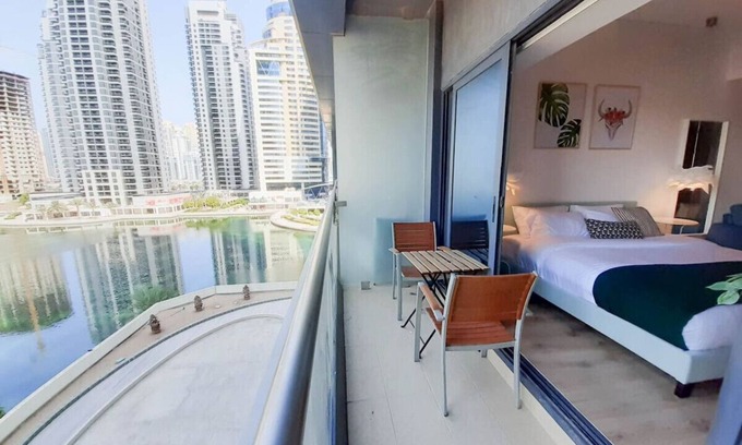 Jumeirah Lake Towers Apartamento | Spacious Studio with Full Lake View!