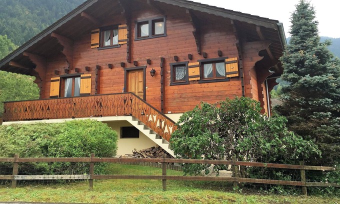 Bernex Chalet De Esquí | Amplio chalet de estilo saboyano para el invierno de esquí / sol de verano, ideal para familias y amigos