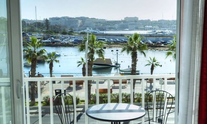Gzira Apartamento | Spacious seafront 2 bedrooms with hot tub GOGZR-5
