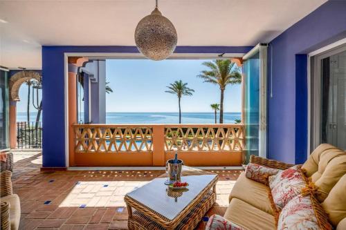 Bahia de Casares Apartamento | Spacious Seaside Retreat - La Perla del Mar