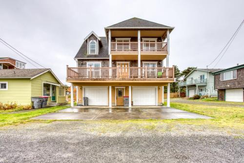 Seaside Casa | Spacious Seaside Home with an Ocean View