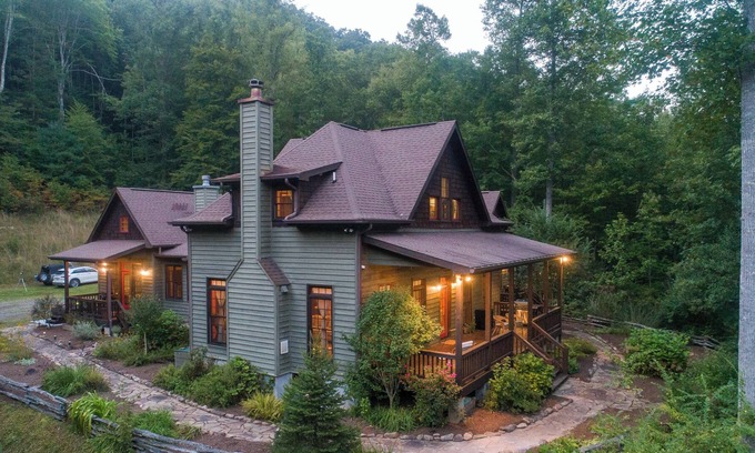 Almond Casa | Spacious & Secluded Chateau- Near Bryson City w/ Hot Tub, Sleeps 14, Free Coffee
