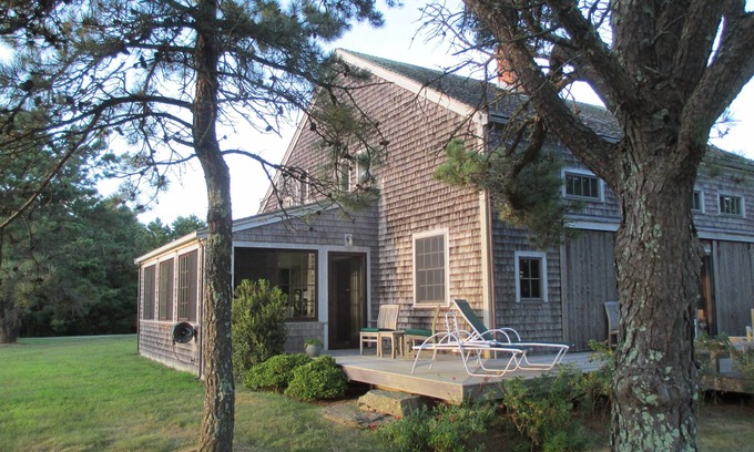 West Tisbury Casa | Amplio, sereno 3-BR, cocina del chef, vistas al prado, ubicación central