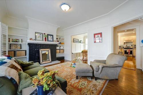 Central Richmond Casa | Spacious SF Haven - Cozy Bedrooms & Modern Kitchen