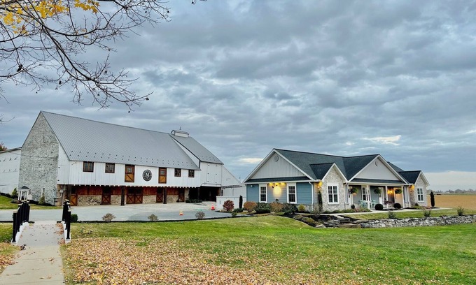 Ephrata Apartamento | Spacious SIgnature Suite on country farmland and a beautiful farmland view from windows and front porch