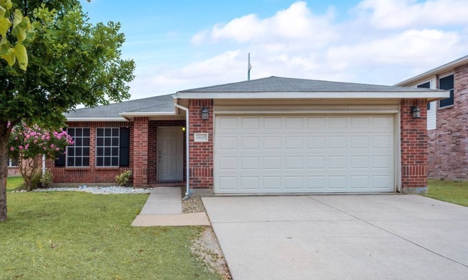 Denton Casa | Spacious single story 3 bedroom 2 king bed with Large Back Yard!