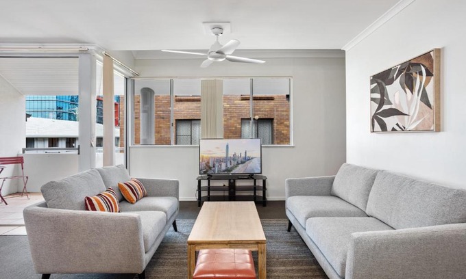 Southport Apartamento | Spacious Southport Townhouse with Balcony
