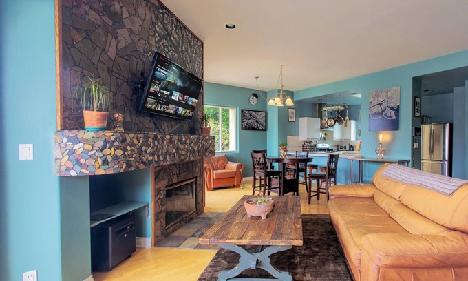 Central San Pedro Condominio | Spacious split-level condo in quiet neighborhood