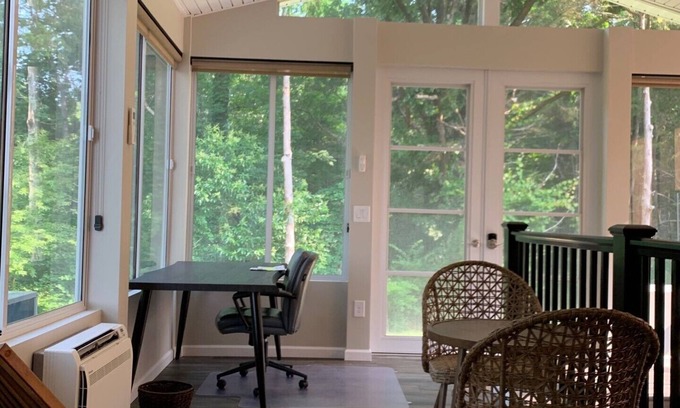 Concord Apartamento | Spacious Split-Level, Basement Apt. w/Gorgeous Sunroom Overlooking Wooded Area.