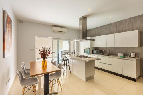 Ta' Giorni Apartamento | Spacious St Julians Apt Sleep 7 Huge Terrace by QuickTrips