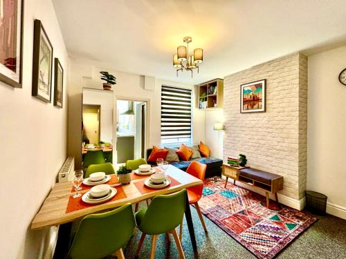 Nottingham Casa | Spacious Stay for 8 Work Trips or Breaks Parking