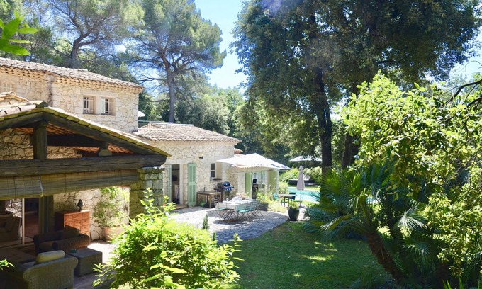 Saint-Paul-de-Vence Villa | Espaciosa villa de piedra con piscina, capacidad para 10 personas, 4 habitaciones con baño privado, aire acondicionado.