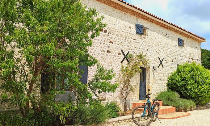 Montmoreau-Saint-Cybard Cabaña | Casa rural con piscina, jardín privado, actividades recreativas, ideal para familias y grupos.
